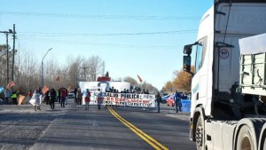 Luego de más de tres horas levantaron los piquetes en la Ruta 22