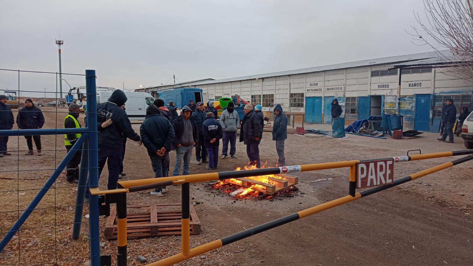 Los trabajadores municipales mantienen cortado el acceso al obrador del Parque Industrial I. (foto: César Izza)