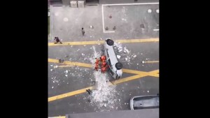 Dos muertos al caer un vehículo eléctrico chino desde un tercer piso