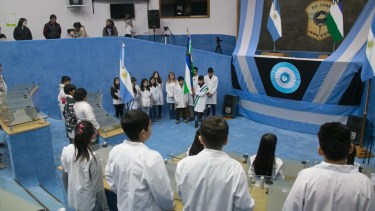 Alumnos de la Escuela Primaria N° 308 del barrio Guido realizaron la tradicional promesa a la bandera. Foto: Pablo Leguizamon.