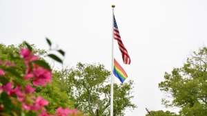 La bandera LGTQI flameó en la embajada de EEUU en Asunción