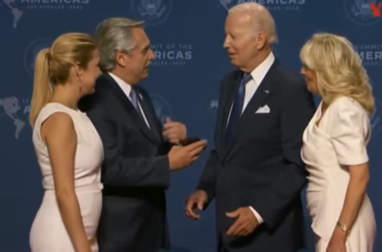 Alberto Fernández y Fabiola Yañez son recibidos por Joe Biden y su pareja. 