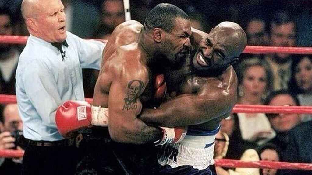 Mike Tyson muerde la oreja de Evander Holyfield en 1997, en una pelea por el título mundial de los pesados.