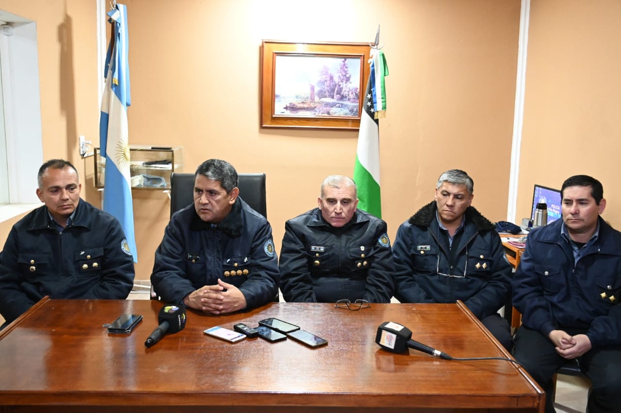 Las autoridades de la Regional Quinta, en el medio el comisario Daniel Uribe durante una coferencia de prensa en Catriel por el femicidio de Patricia Rendón. (Archivo: Florencia Salto).