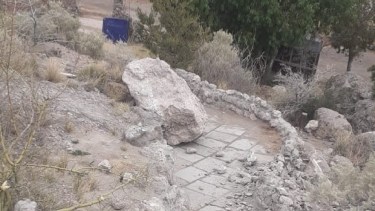 La piedra rodó y provocó daños en el camino de acceso peatonal a la barda norte en Regina. (Foto gentileza)