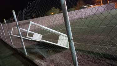 El hecho sucedió anoche, debido a ráfagas de viento que no superaron los 30 km/h en ese momento. Foto: Centenario Digital