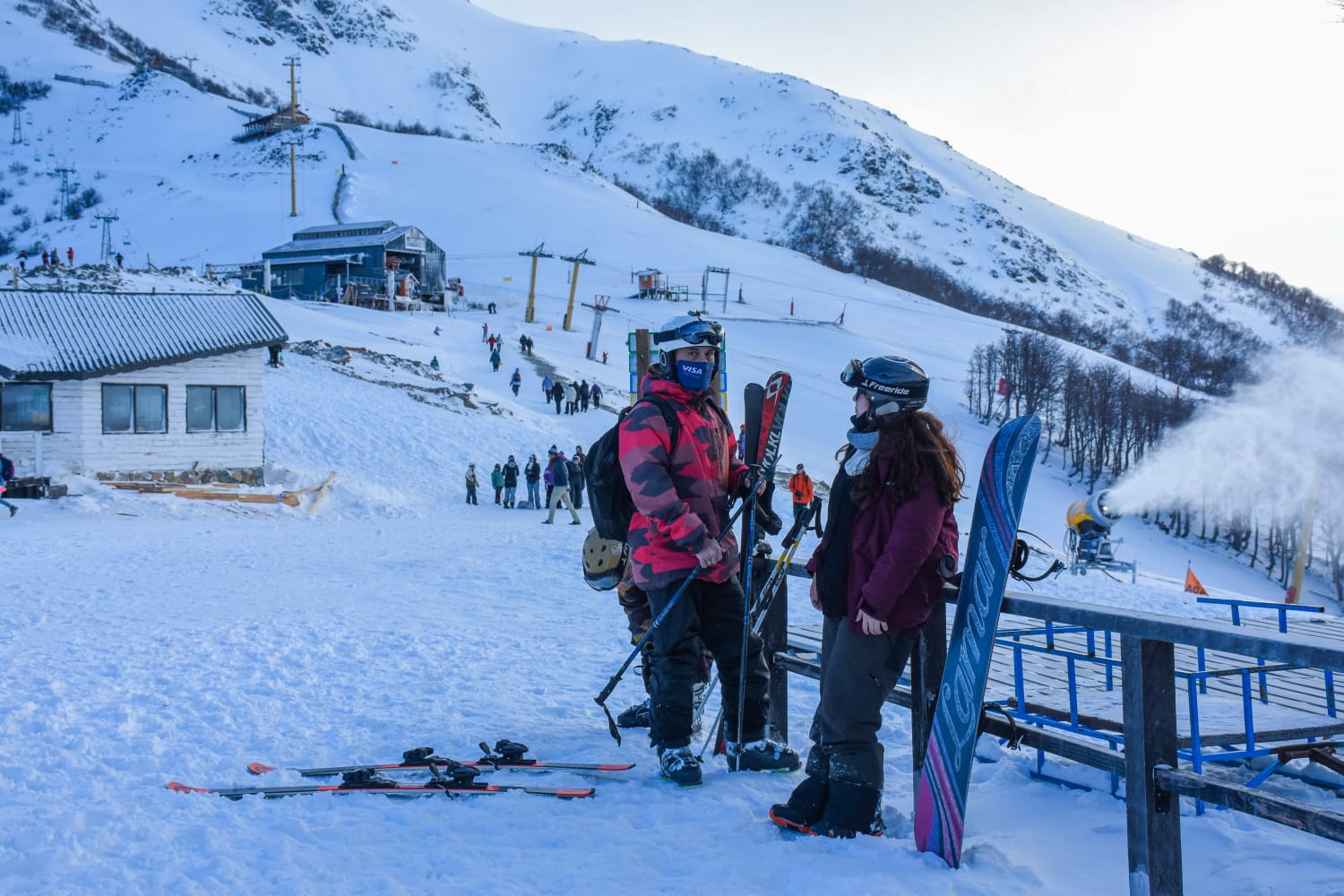 El Cerro Bayo abrió el fin de semana pasado:  pudieron esquiar los principiantes y nivel intermedio, para disfrutar la nieve. Foto: Gentileza Bayo.
