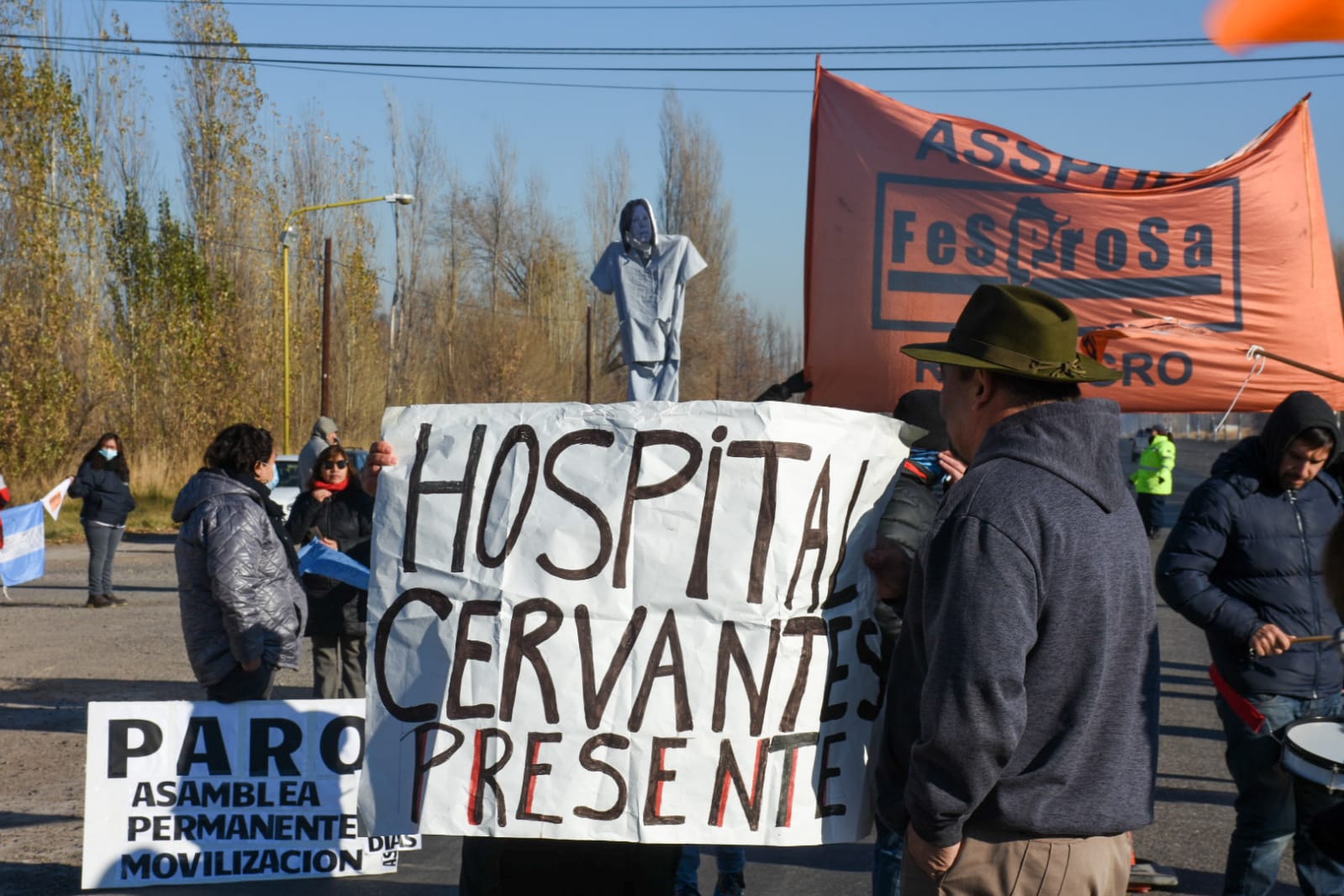 Los hospitalarios cortaron la ruta cerca de las 11 y levanta la protesta cada 15 minutos. (foto: Juan Thomes)