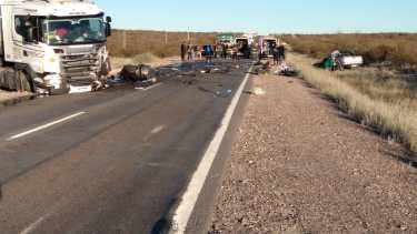 El accidente fatal ocurrió esta mañana sobre la Ruta 22 entre Chichinales y Chelforó. (Foto Pablo Accinelli)