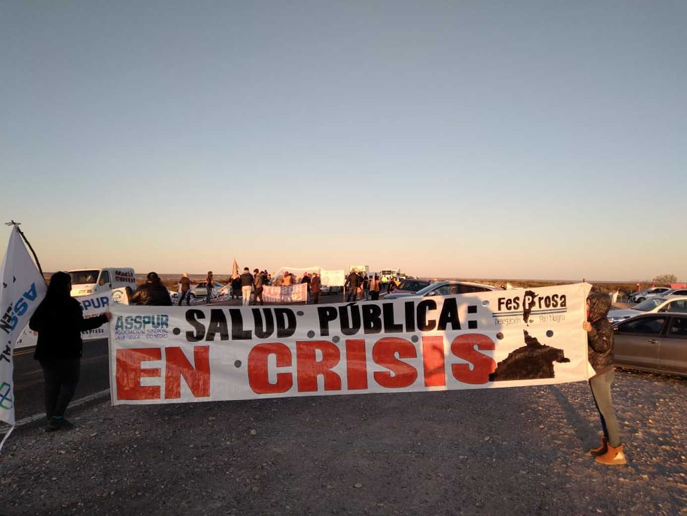 Ayer los hospitalarios del Alto Valle cortaron la ruta 22 a la altura de Chichinales y ratificaron el paro por tiempo indeterminado. Foto: Néstor Salas
