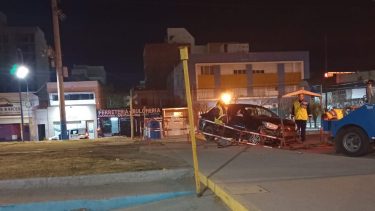 Un conductor perdió el control de su vehículo e impactó contra las barandas de seguridad vial sobre una rotonda, en pleno centro de Roca. Foto Gentileza.