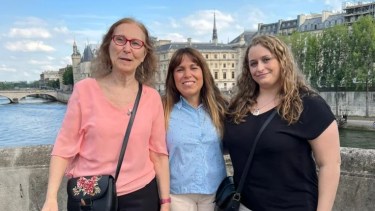 Dickenstein (izquierda) y Cayrol (derecha) en París. Foto gentileza Infobae. 