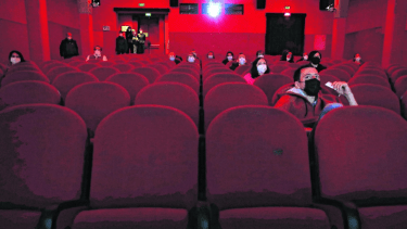 El operario e encontraba colgando un stand cuando cayó de tres metros de altura. Foto: archivo