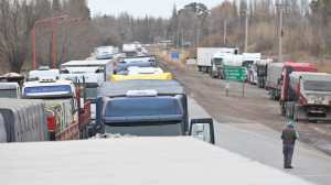 Transportistas mantendrán «toda la noche» el corte sobre el Tercer Puente, entre Neuquén y Cipolletti