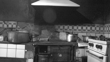 En su ameno libro “Vivir en el monte”, Balbuena dice: “Algunas cocinas eran de tonalidad oscura, casi negra; especialmente si tenían varios años de uso”.