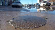 Imagen de Otra vez colapsó la red cloacal y dejó una calle inundada con aguas contaminadas, en Roca