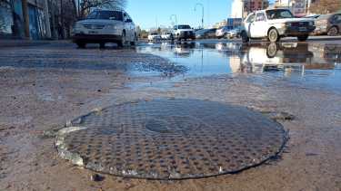 Otra vez colapsó la red cloacal en España y 9 de Julio. (foto: César Izza)