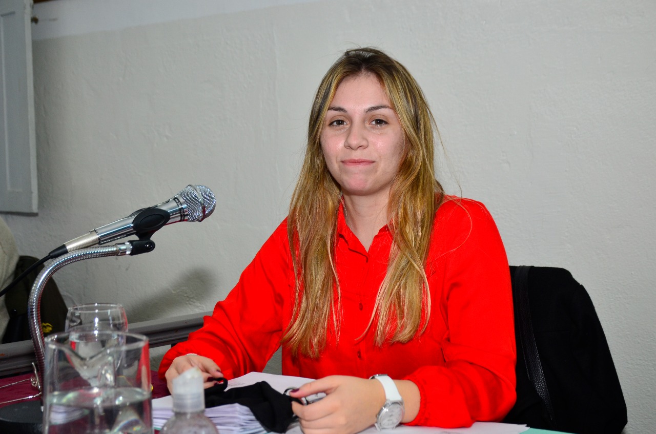 La concejal Agustina Fernández pidió se comience con el pago de becas a estudiantes de Villa Regina. 