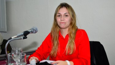 La concejal Agustina Fernández pidió se comience con el pago de becas a estudiantes de Villa Regina. 