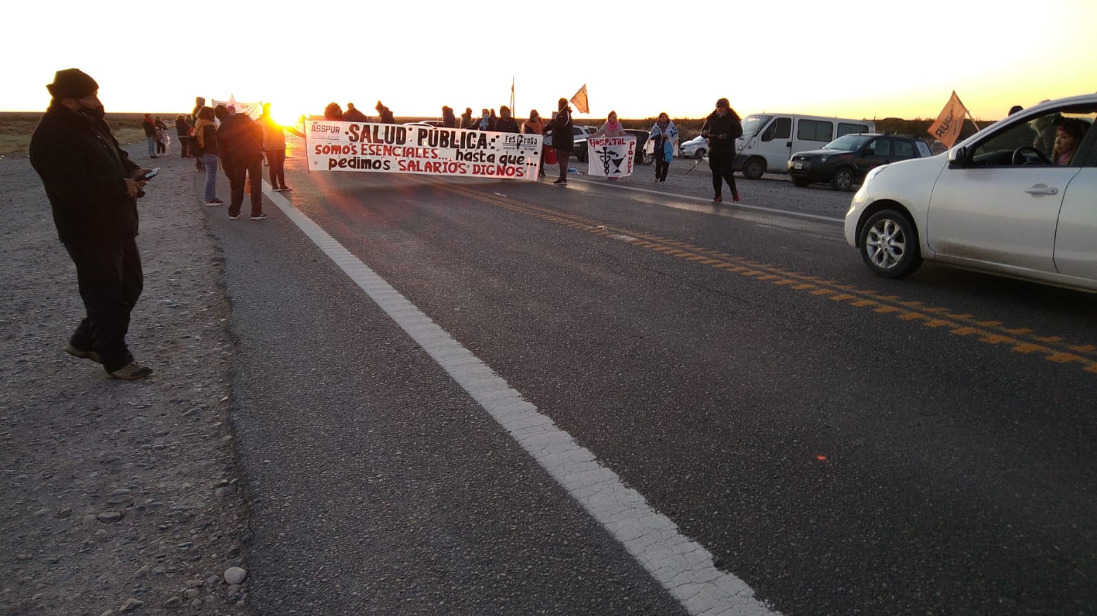 Unos cincuenta manifestantes llevan adelante el corte de ruta en Chichinales. (foto: Néstor Salas)