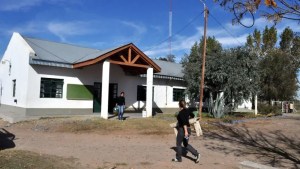Cansados de los «parches» en una escuela, tomaron una oficina de Educación en Plottier