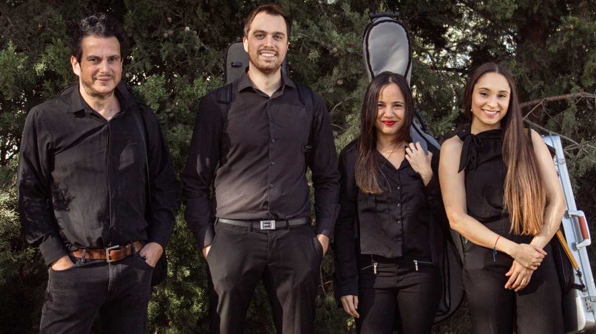 El cuarteto Éthni está formado por el bahiense Jeremías Petruf, el italiano Piero Miserochi y las venezolanas Sophia Guahnich y Yetsabel Ramírez. 