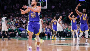 Un gesto para la historia. Después de clavar un triple desde 9 metros, Curry hace “el anillo”.  Foto: AP 