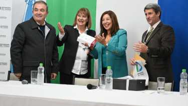 El acto, en el salón Gris, fue encabezado por la gobernadora Carreras. Foto: Marcelo Ochoa. 