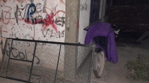 Detuvieron a un hombre tras robar una reja y escapar en Regina