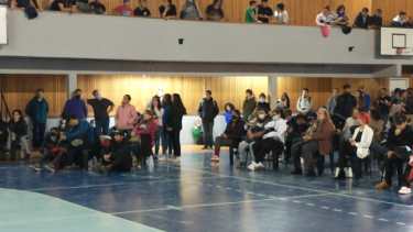 El viernes se reunieron las familias, docentes y cuerpo directivo de la EPET 8 en busca de soluciones. Foto: Gentileza