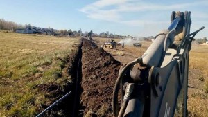 Amplian la red de agua potable para dos loteos de Huergo