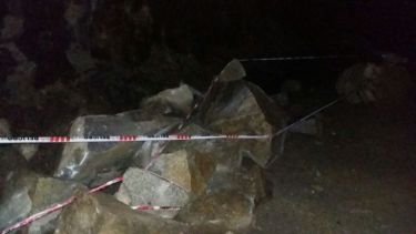 Los desprendimientos de piedras y troncos por lluvias intensas es frecuente en un sector del camino viejo a Colonia Suiza. (FOTO DE ARCHIVO)