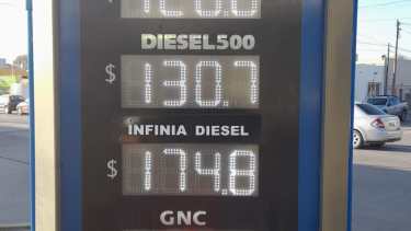 Los nuevos valores en las estaciones de servicio de YPF en Viedma. Foto: Marcelo Ochoa.