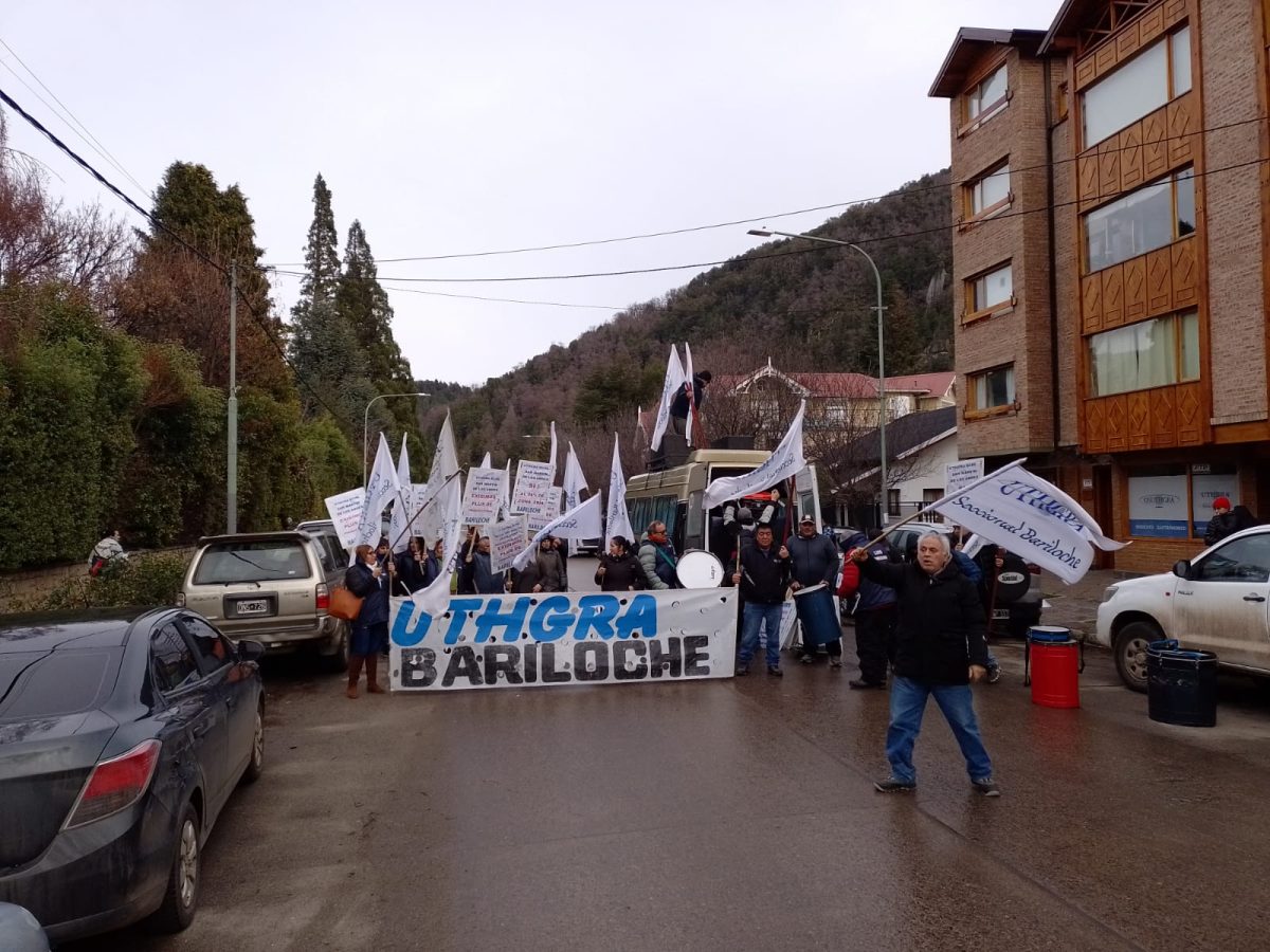 Trabajadores y dirigentes gastronómicos marcharon por el centro de San Martín de los Andes para visibilizar su reclamo salarial. (foto gentileza)
