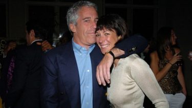 Ghislaine Maxwell fue pareja de Epstein y, según el testimonio de las víctimas, parte de la organización que captaba adolescentes para prostituirlas.-