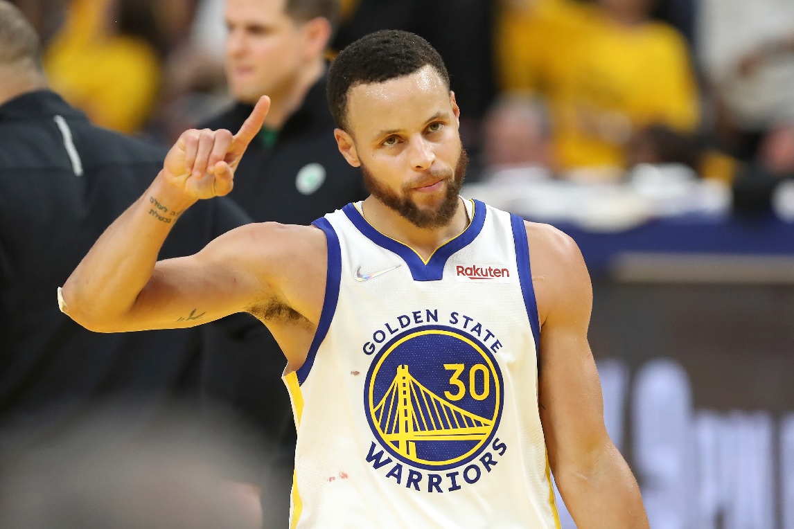 Stephen Curry, el líder de los Warriors, que quiere festejar otro título con la franquicia de la Conferencia Oeste. Foto: AP