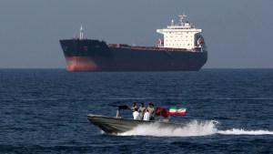 Una maniobra de Irán pone en riesgo la principal ruta petrolera del mundo 