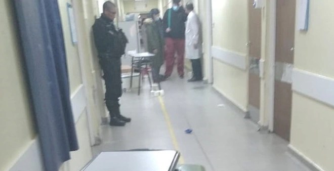 El hombre atacó varias veces al personal del hospital. Foto gentileza