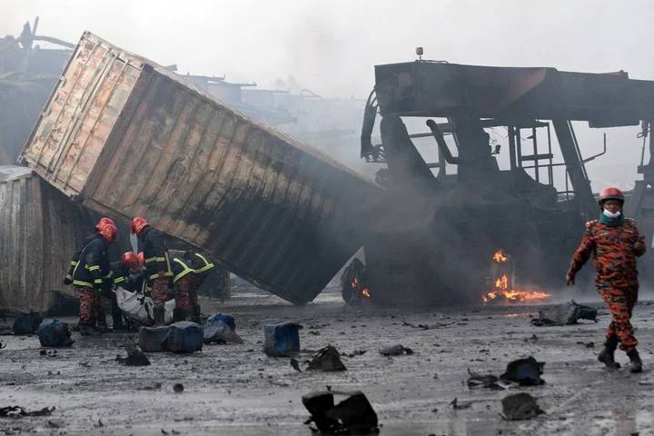 "La explosión me proyectó a una decena de metros del lugar donde me encontraba", contó un camionero. 