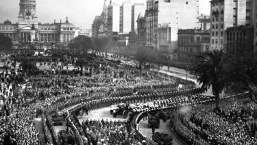Una gran multitud participó en los funerales del general Juan D. Perón.