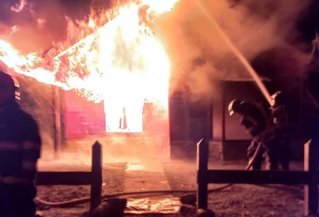 El incendió de la vivienda donde funcionaba la Secretaría de Bosques de Chubut ocurrió durante la madrugada de este lunes. (Foto gentileza Noticias de El,Bolsón)