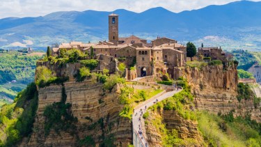 Un pueblo con más gatos que habitantes, cobra entrada a turistas y enamora ¿Vamos?