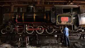La Trochita, el orgullo de los ferroviarios: un día en el taller de Jacobacci en 20 fotos