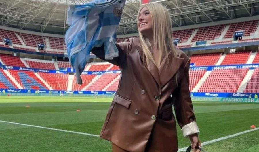 La joven Kala Bidner fue confundida con Morena Beltrán, tras su show durante el partido de Argentina.- 