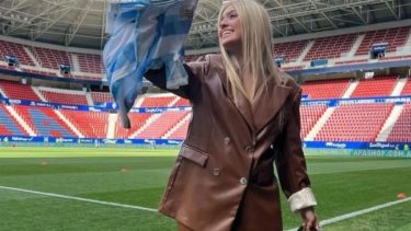 La joven Kala Bidner fue confundida con Morena Beltrán, tras su show durante el partido de Argentina.- 