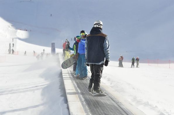 La Magic Carpet de La Hoya permite el aprendizaje del esquí de manera progresiva. El centro invernal está abierto hasta este domingo. Foto: Gentileza La Hoya
