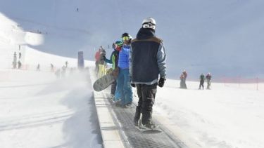 La Magic Carpet de La Hoya permite el aprendizaje del esquí de manera progresiva. El centro invernal está abierto hasta este domingo. Foto: Gentileza La Hoya