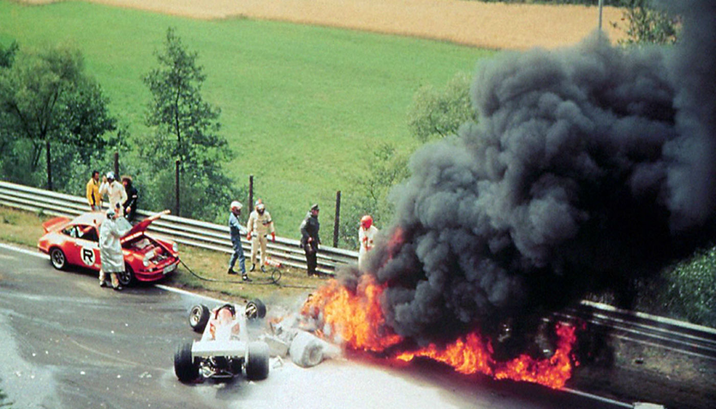  En 1976, Lauda sufrió un grave accidente en el Gran Premio de Alemania que le produjo graves quemaduras que le dejaron marcas de por vida. 