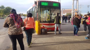 Desde el mediodía habrá recorridos de colectivos de Koko en los horarios habituales entre Regina y Chichinales. (Foto Néstor Salas)