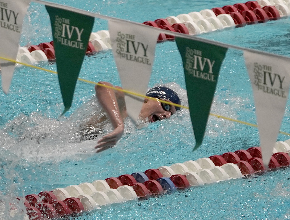 Lia Thomas, nada en la primera etapa del relevo de estilo libre de 800 yardas en los campeonatos femeninos de natación y clavados de la Ivy League en Harvard. Foto AP.